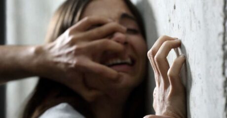 Violenza brutale a Secondigliano: 42enne aggredita e denudata fuori casa