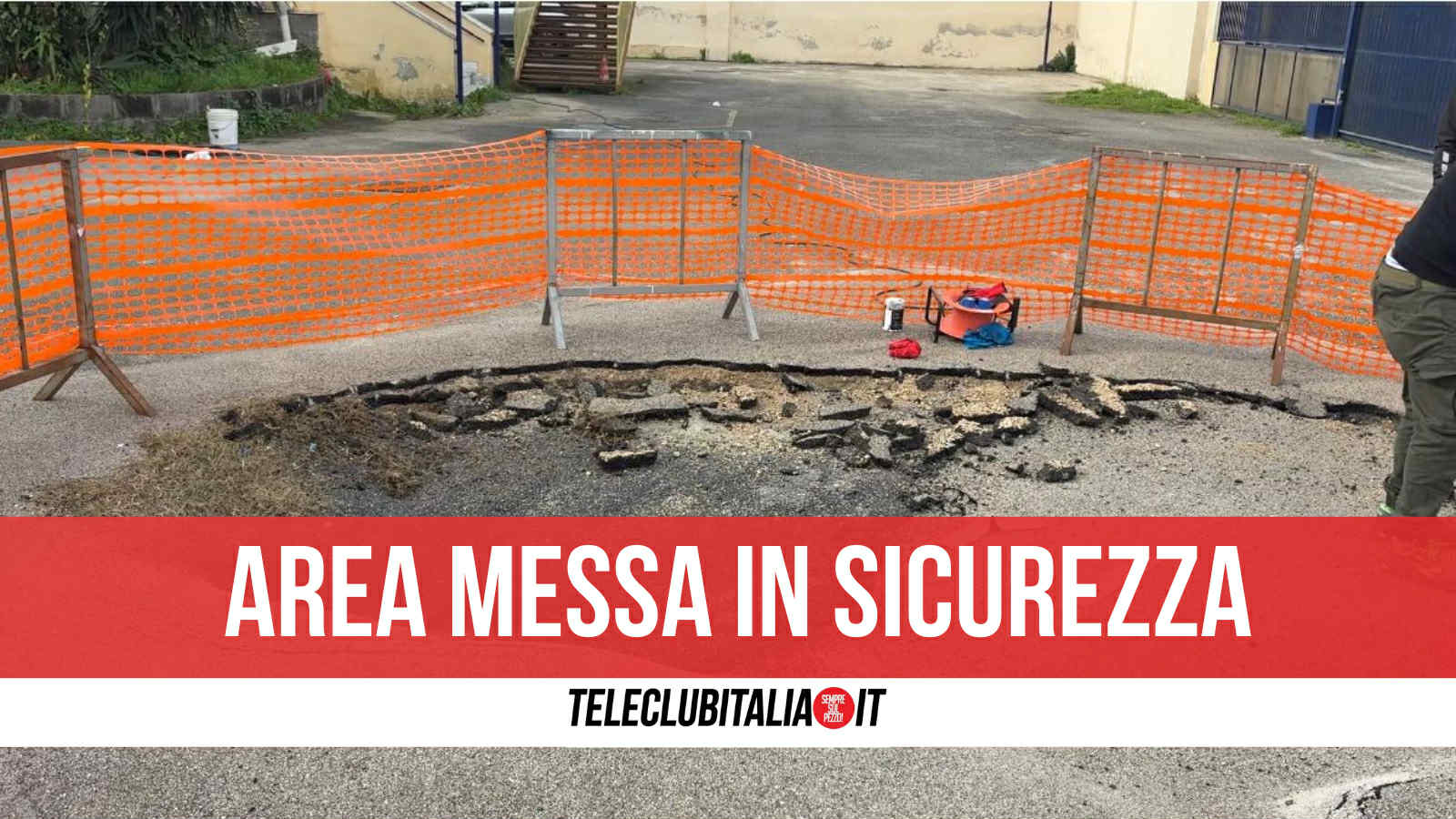 aversa si apre voragine nel cortile della siani zona isolata predisposti i lavori di ripristino