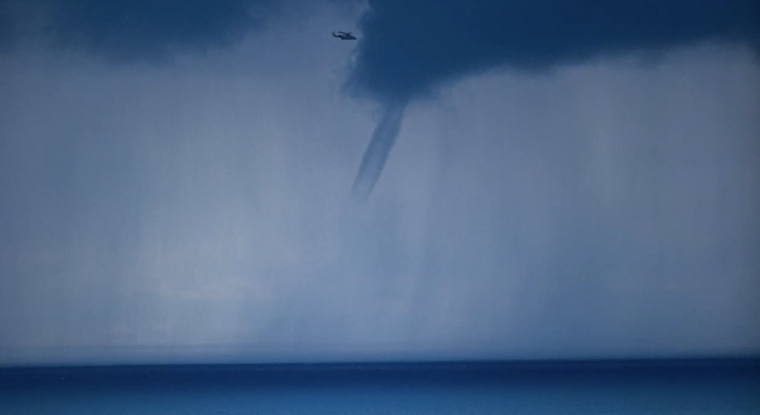 Trombe marine al largo di Positano: le immagini diventano virali