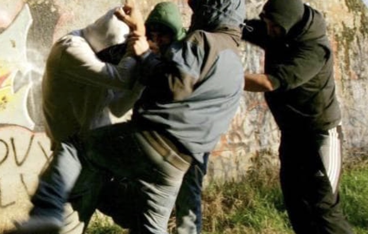 Volla, 13enne pestato dal branco per uno smartphone: è caccia alla baby gang