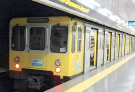 Napoli, metro Linea 1 sospesa: passeggero colto da malore nella stazione Università