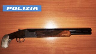 Acerra, minaccia clienti del bar e punta il fucile alla testa di un dipendente: arrestato 18enne