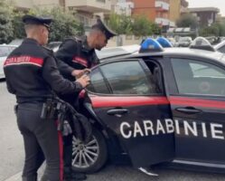 Afragola, 19enne accoltellato in piazza: minorenne arrestato e trasferito in comunità