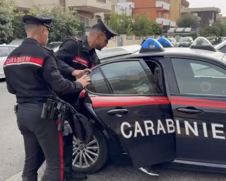 Afragola, 19enne accoltellato in piazza: minorenne arrestato e trasferito in comunità