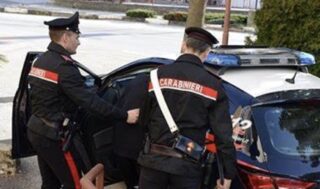 Blitz a Capodimonte, trovati droga e pistola scenica: gemelli in manette