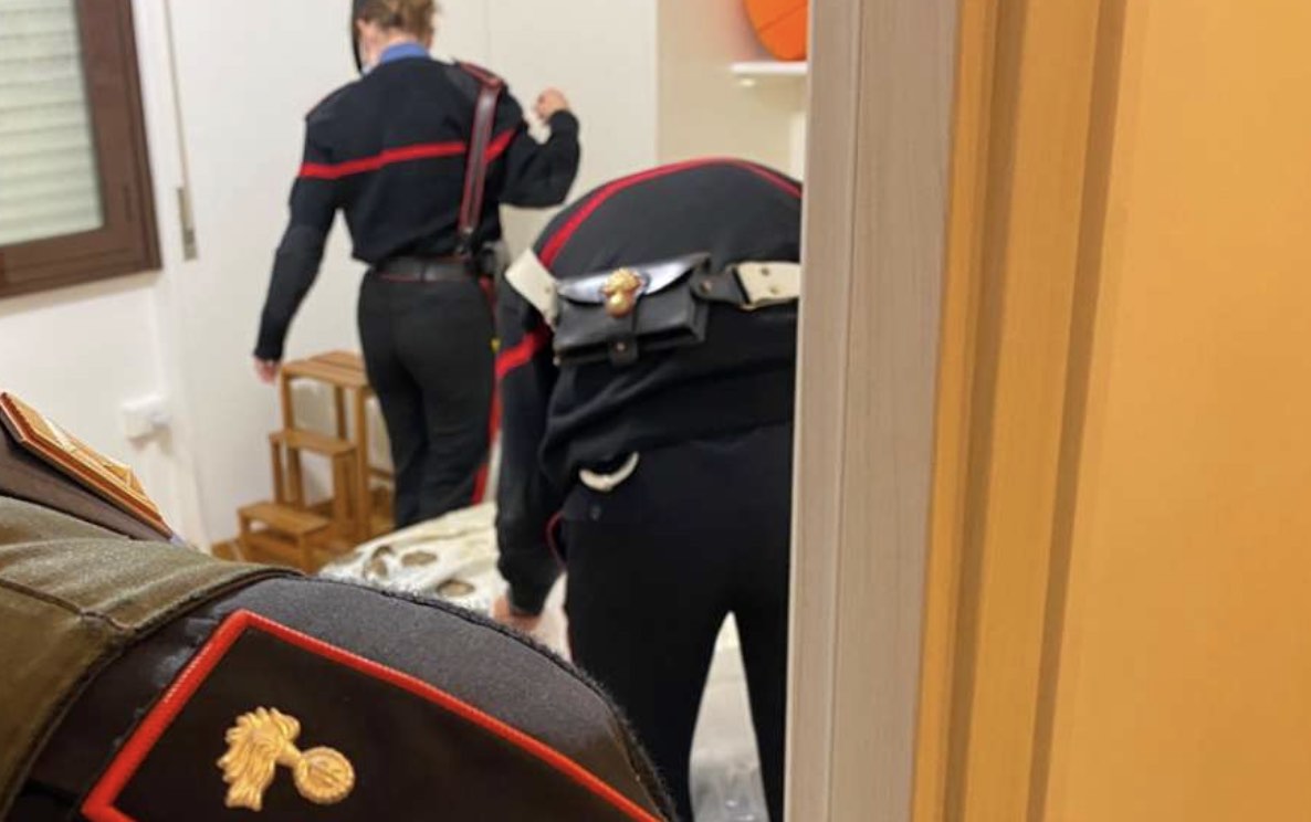 Blitz nel rione Toiano a Pozzuoli, malato oncologico arrestato per droga: in casa oltre un 1 chilo di hashish