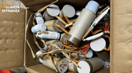 Mondragone, maxi sequestro di fuochi d’artificio illegali: oltre una tonnellata pronta per la vendita