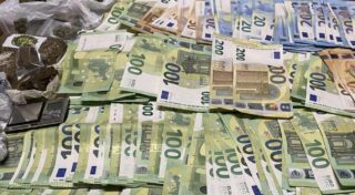 Caivano, spaccio in strada e droga in casa: arrestato 60enne con hashish, cocaina e 7mila euro