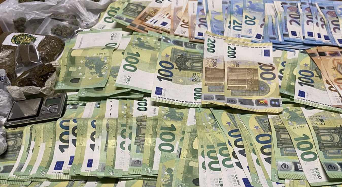 Caivano, spaccio in strada e droga in casa: arrestato 60enne con hashish, cocaina e 7mila euro