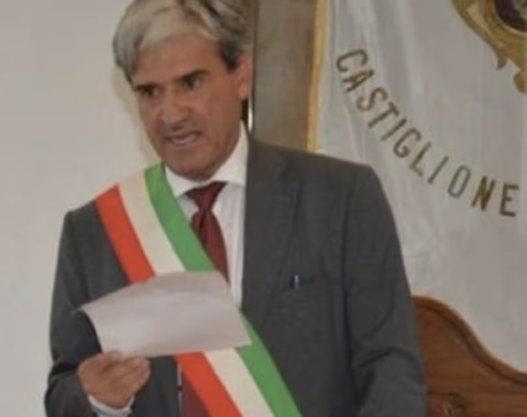 Sindaco aggredito sotto casa nel salernitano, picchiato con una spranga: fratture a mani e braccia