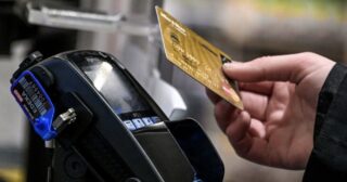 Champagne mai venduto e “strisciate fantasma” per ripulire soldi sporchi, svelato il sistema del clan Licciardi