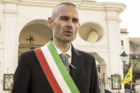 Castel Volturno, perquisizione in casa del sindaco Marrandino: è indagato per corruzione