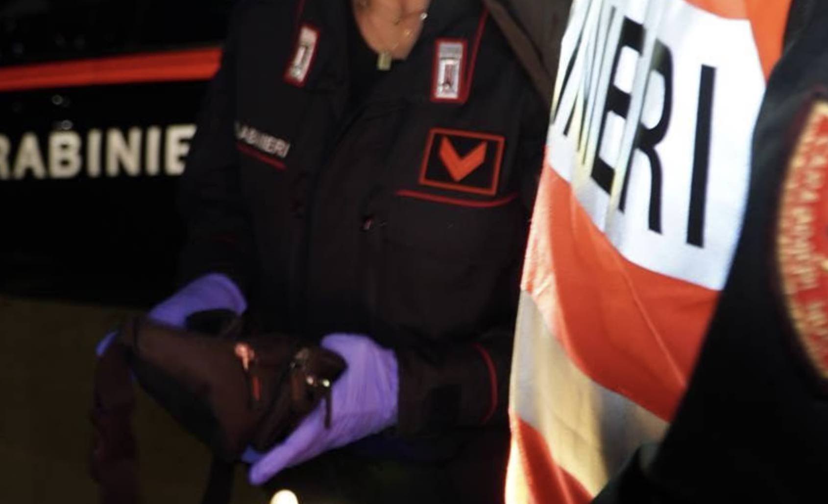 Spaccio a Mondragone mentre è ai domiciliari: lancia borsello pieno di droga oltre il muro, arrestato 24enne