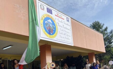 Giugliano, la musica si fa colore: al V circolo "Montessori" arriva "Musica per tutti - Christmart ed 2025" con Monica Sarnelli