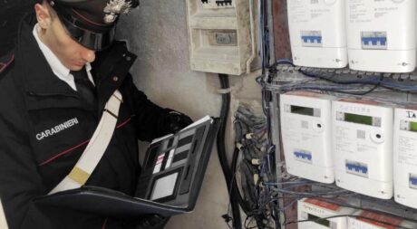Arzano, furto di energia elettrica e arma clandestina: arrestati padre e figlio