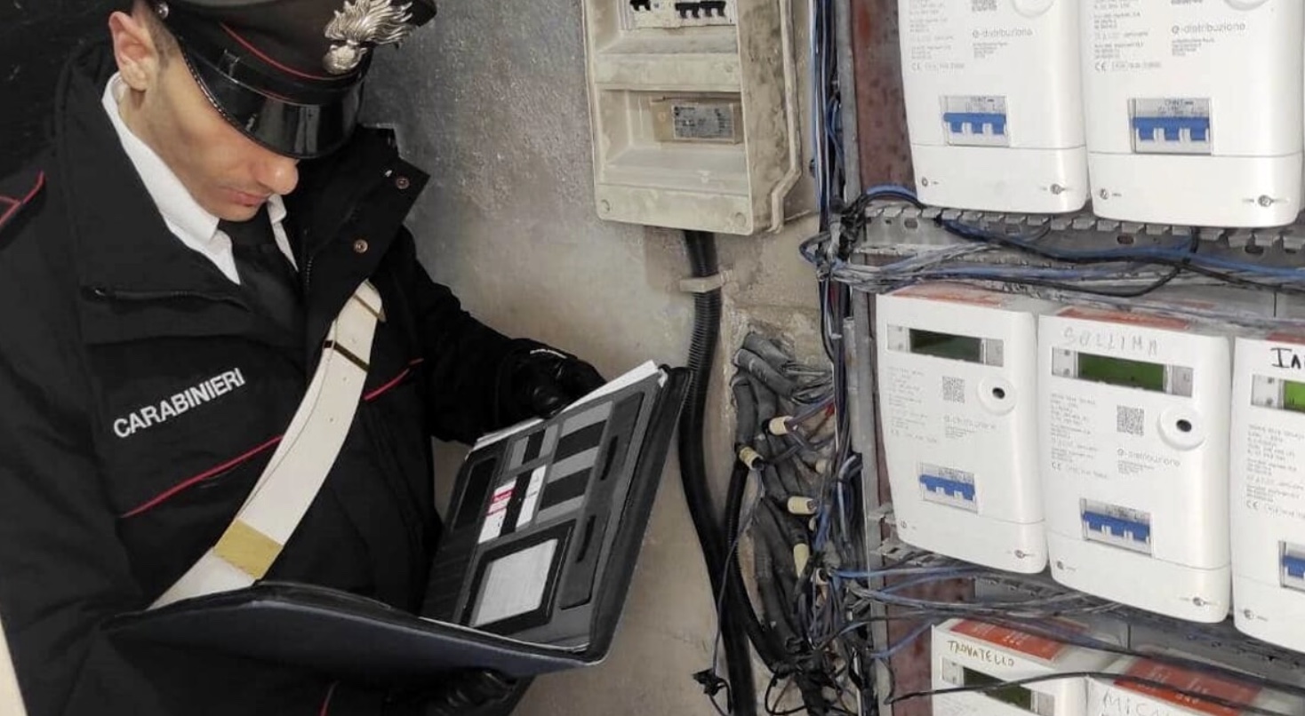 Arzano, furto di energia elettrica e arma clandestina: arrestati padre e figlio