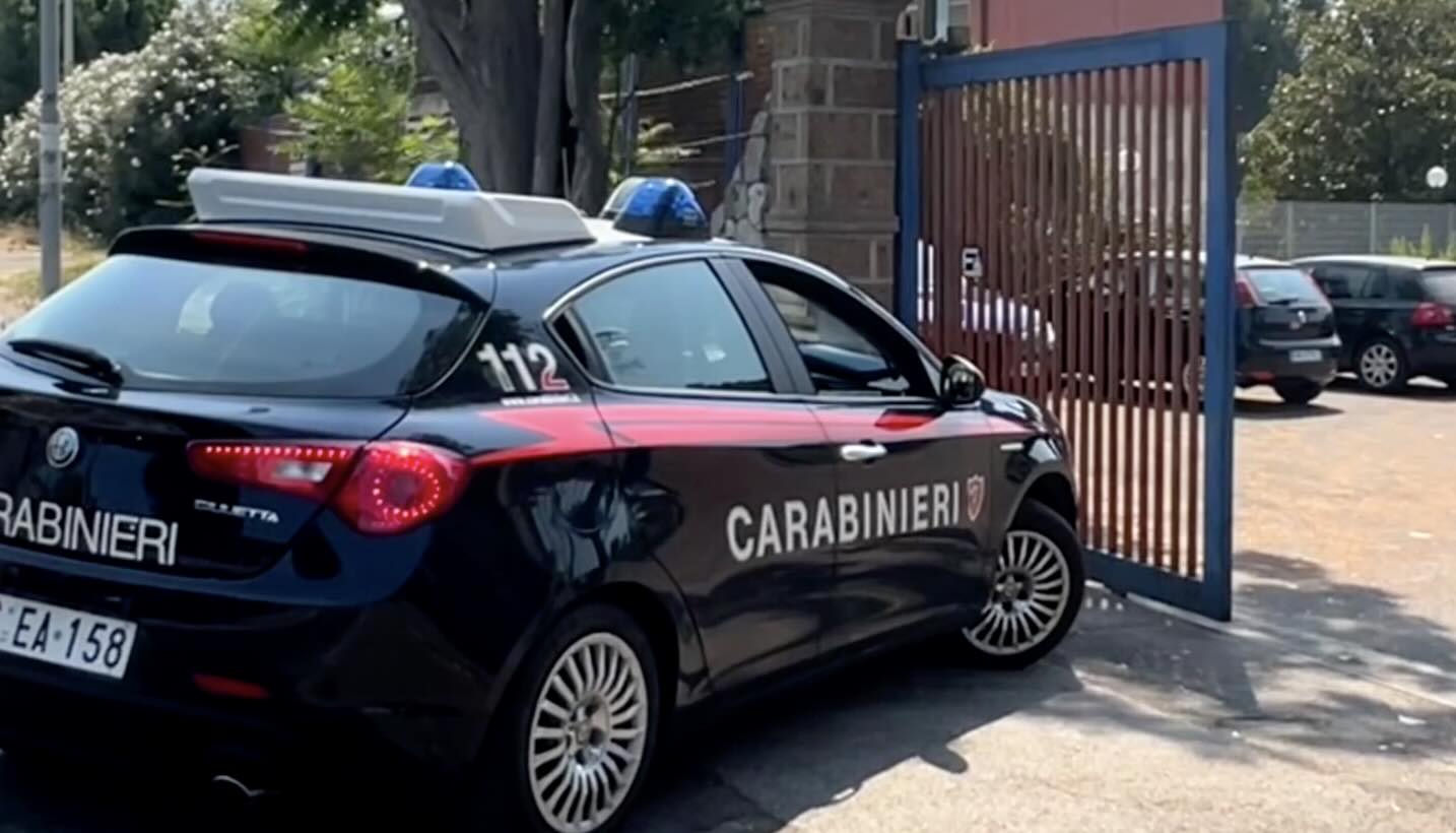 Giugliano, 23enne arrestato per droga: in casa aveva 400 grammi di marijuana
