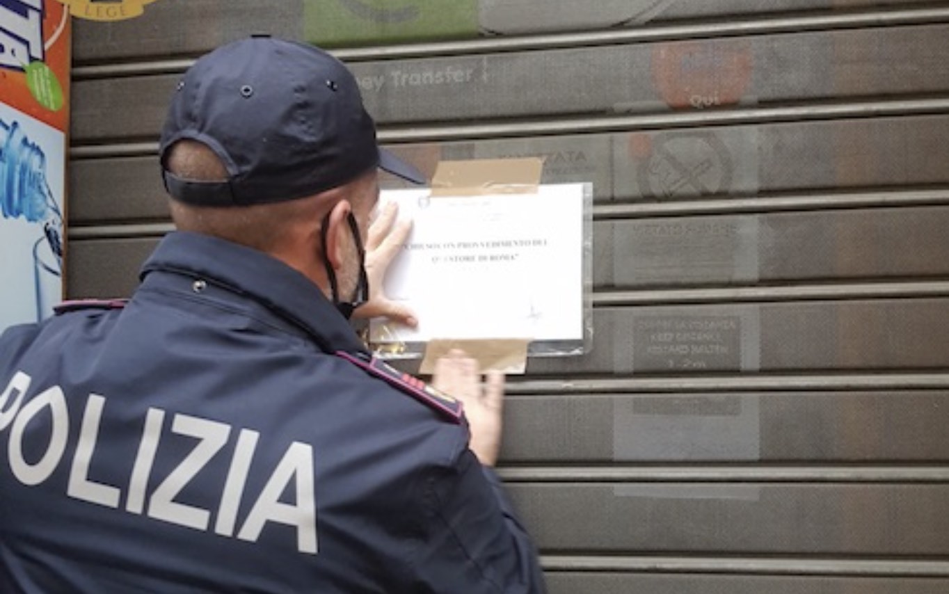Blitz a Giugliano, alimenti avariati e operai in nero: locale chiuso e maxi sanzione
