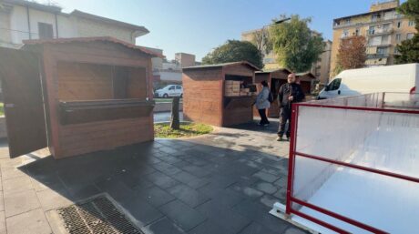 Giugliano, vandalizzata casetta di Natale in piazza Gramsci a poche ore dall’inaugurazione
