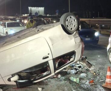 Melito, grave incidente sulla Circumvallazione: auto si ribalta, cinque feriti tra cui due bambini
