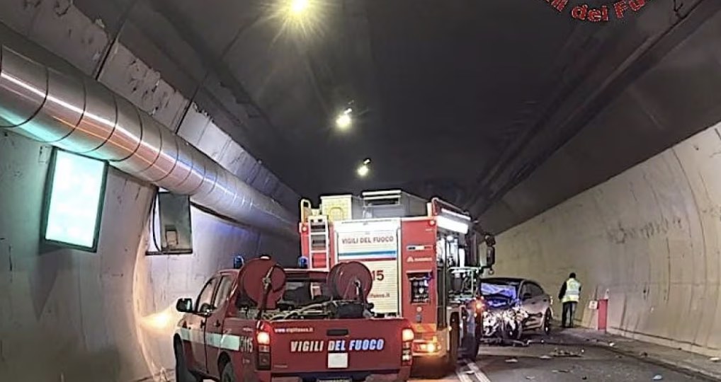 Caserta, schianto mortale nella galleria della Reggia: scontro tra Porsche e Fiat 500X