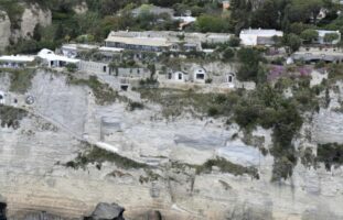 Ischia, lottizzazione abusiva: sigilli al noto resort. 8 indagati