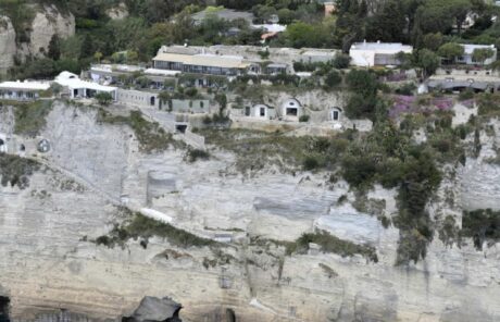Ischia, lottizzazione abusiva: sigilli al noto resort. 8 indagati