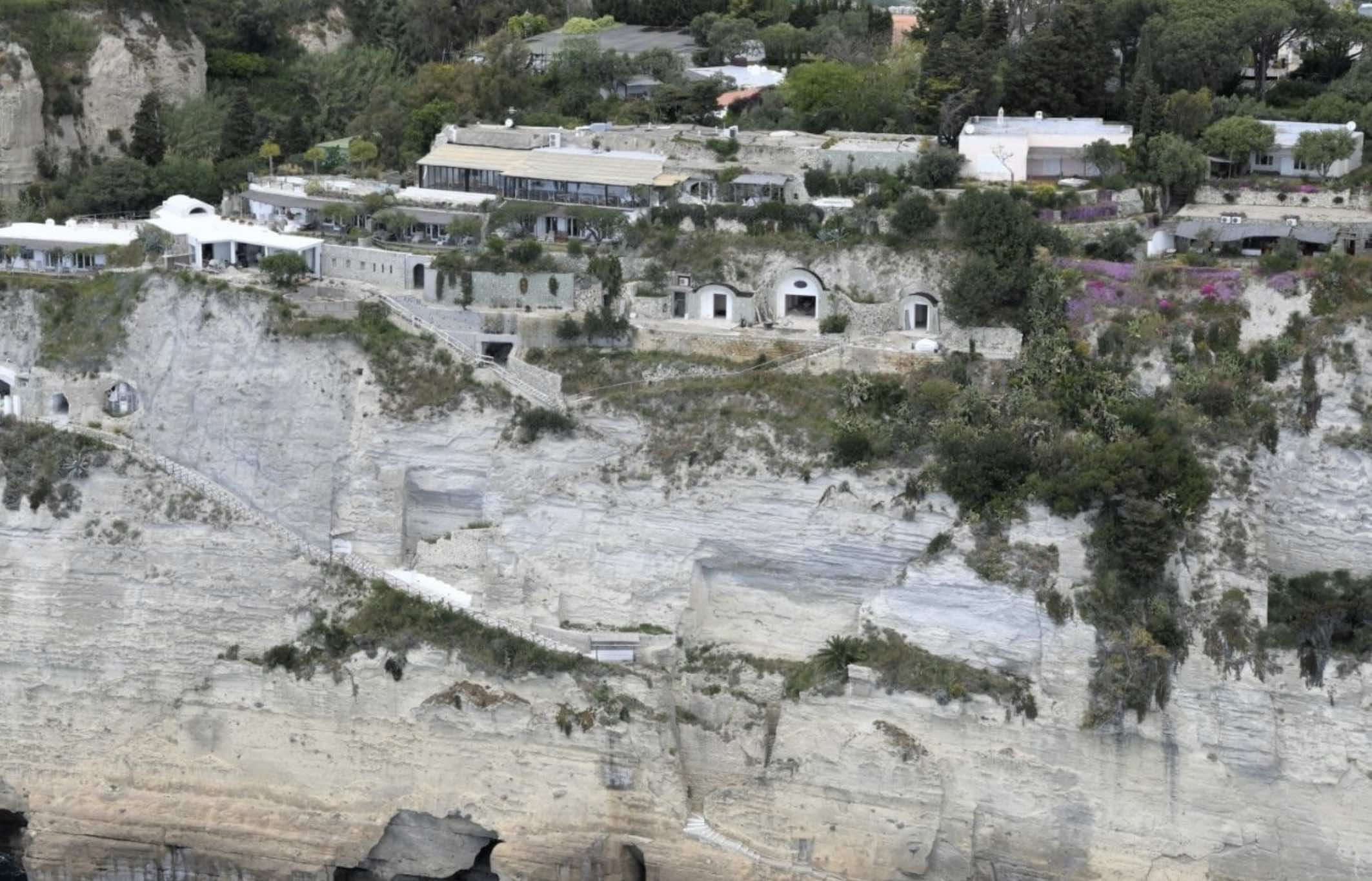 Ischia, lottizzazione abusiva: sigilli al noto resort. 8 indagati