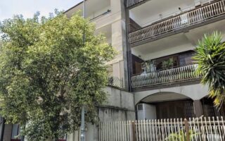 Marano, furto in casa: ladri sfruttano albero per entrare in casa, rubati gioielli e preziosi