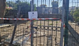 Melito, tre aiuole trasformate in box per cani: blitz di Municipale e Carabinieri nel rione 219