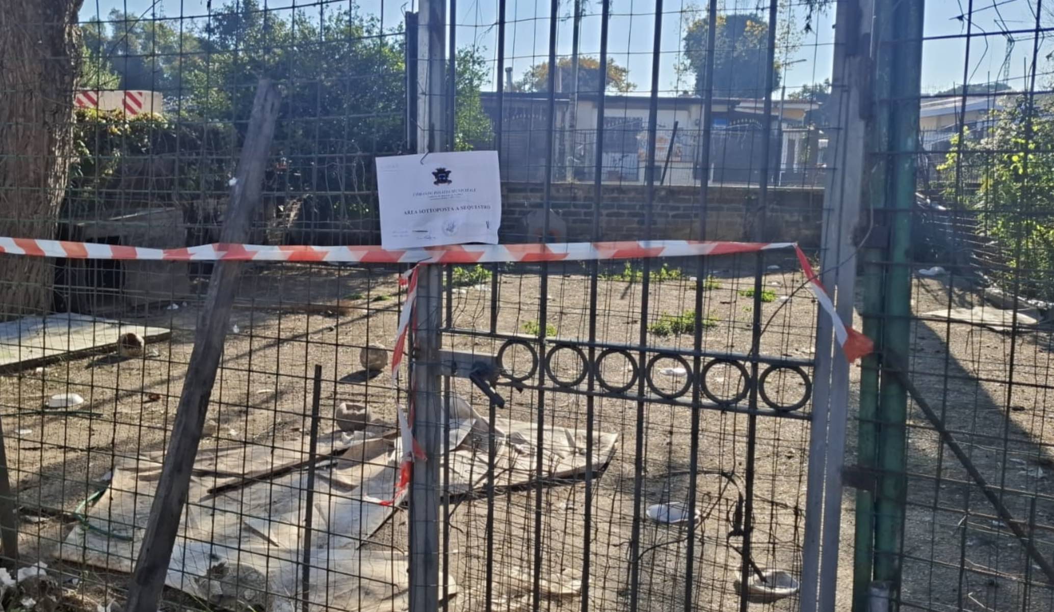 Melito, tre aiuole trasformate in box per cani: blitz di Municipale e Carabinieri nel rione 219
