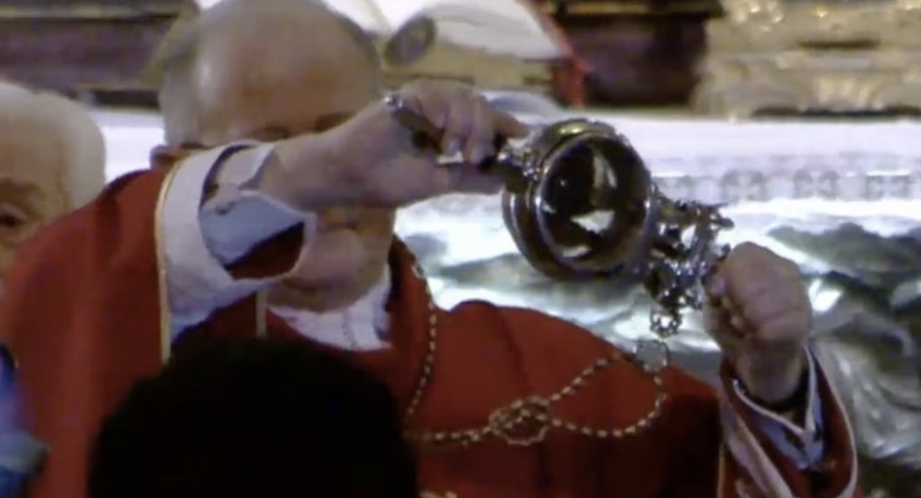 Napoli, si ripete il miracolo di San Gennaro: il sangue si scioglie alle 9.13