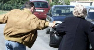 Napoli, 17enne trascina anziana per strada durante rapina: arrestato grazie a un poliziotto fuori servizio