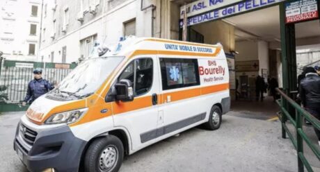 Napoli, operaio cade da balcone durante i lavori: grave 49enne