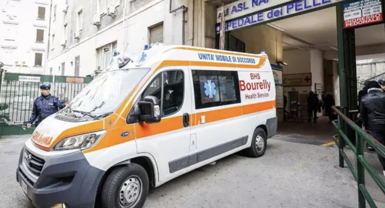 Napoli, operaio cade da balcone durante i lavori: grave 49enne