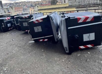 Napoli, vandalizzati i cassonetti a Capodimonte: decine rovesciati e senza rotelle