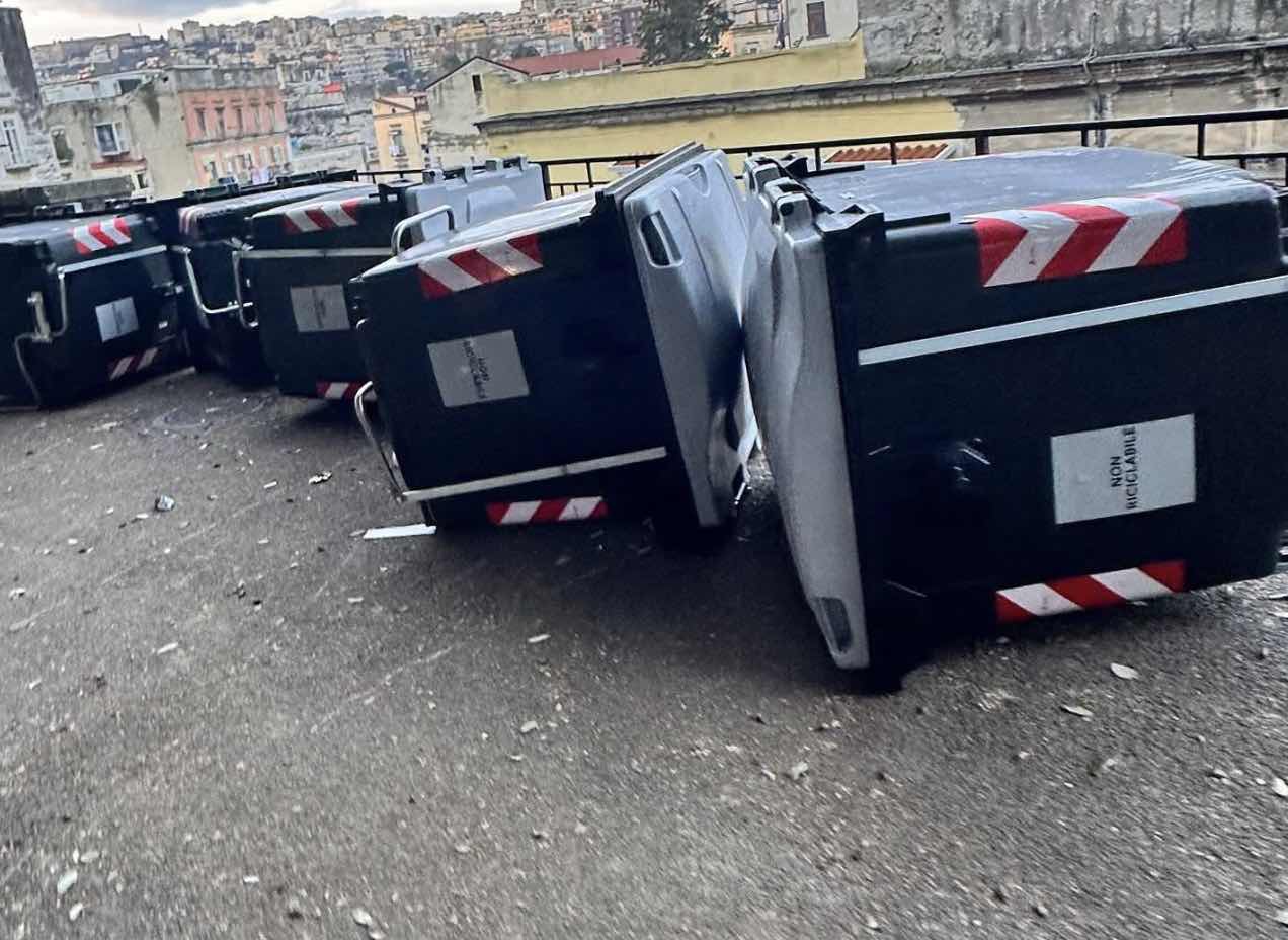 Napoli, vandalizzati i cassonetti a Capodimonte: decine rovesciati e senza rotelle