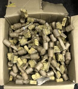 Napoli, maxi sequestro di fuochi d’artificio illegali: due arresti e 7 denunce