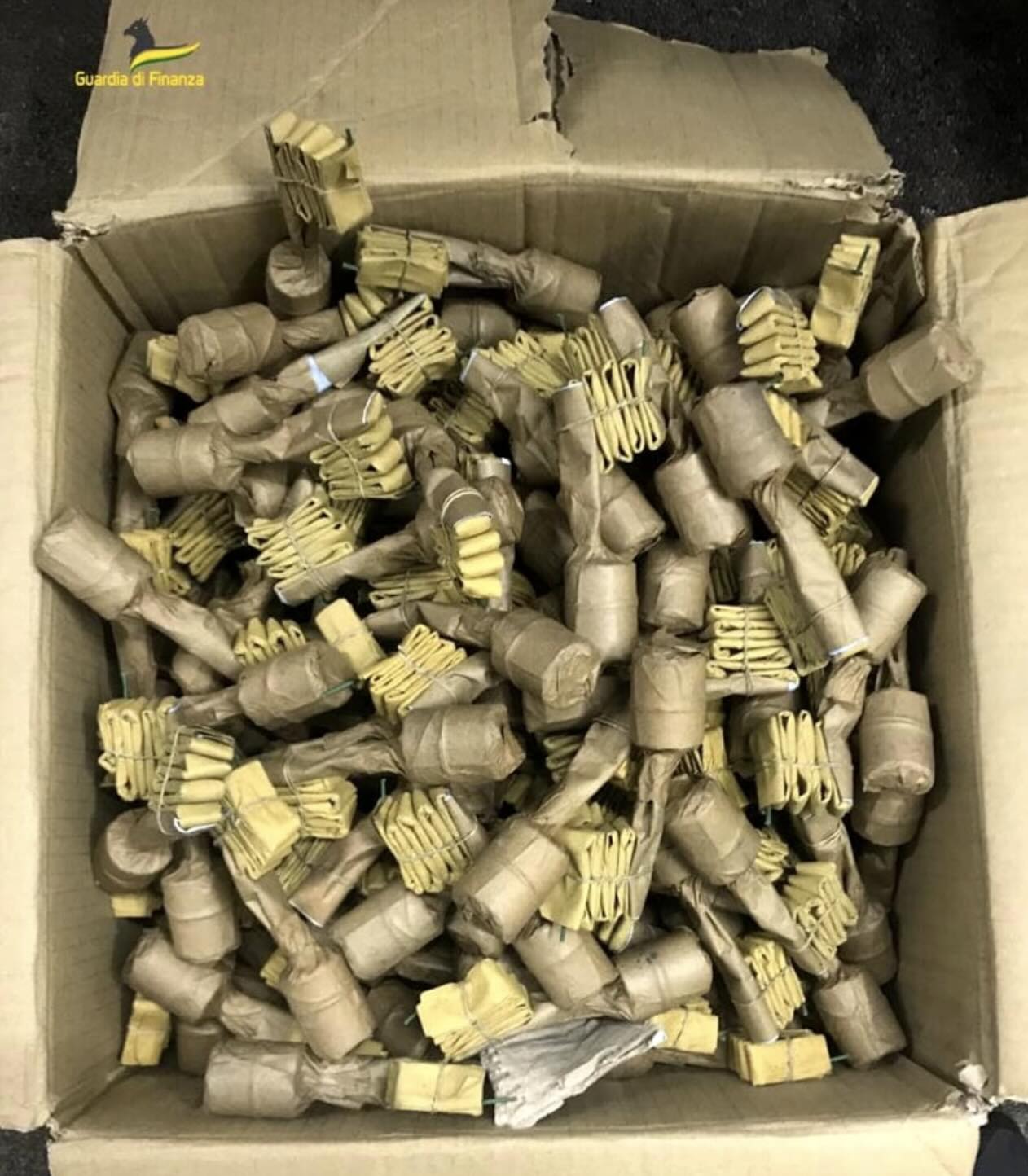 Napoli, maxi sequestro di fuochi d’artificio illegali: due arresti e 7 denunce