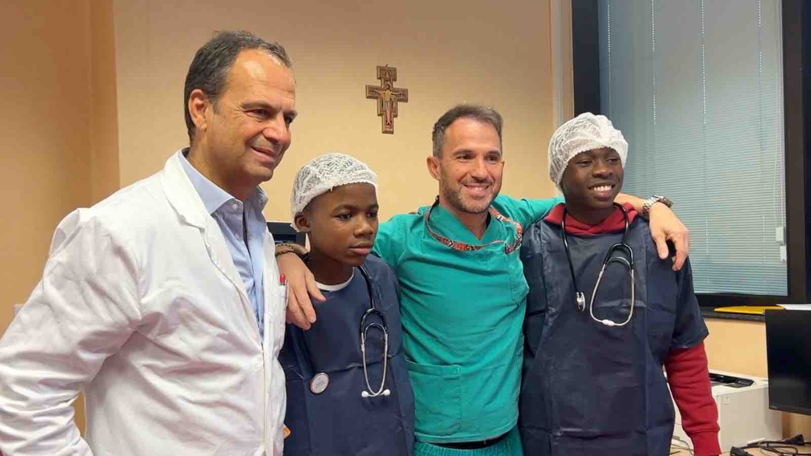 Ospedale di Pozzuoli e Africaintesta, in visita due giovanissimi aspiranti medici