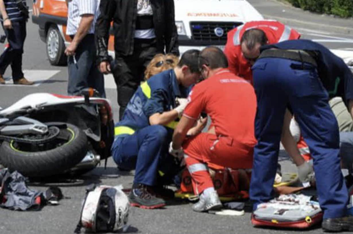 Poggioreale, grave incidente tra auto e moto: centauro in fin di vita all’Ospedale del Mare