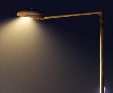 Pomigliano d'Arco. Lampioni nei cortili privati pagati dal Comune: danno da oltre 60mila euro: 4 funzionari nei guai