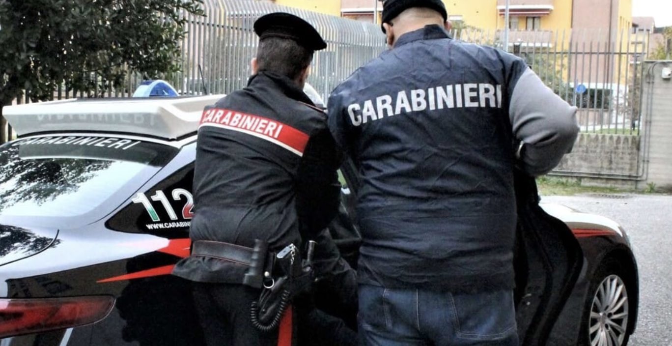 Pozzuoli, inseguito e arrestato: 39enne bloccato dai Carabinieri con droga e materiale per lo spaccio