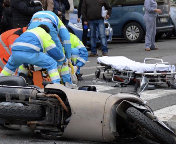 Incidente mortale a Pozzuoli: 16enne muore in scooter, grave l’amico.Stavano andando a scuola