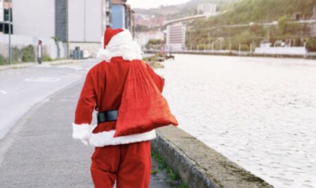 Sapri, ladri travestiti da Babbo Natale assaltano furgone di un corriere e rubano pacchi