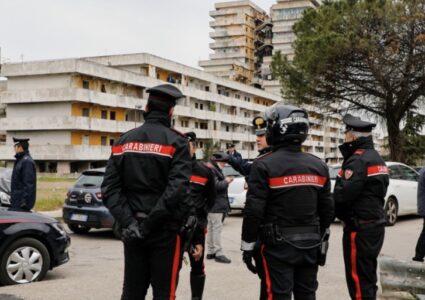 Scampia, tenta la fuga tra le strade del quartiere prima dell’arresto: latitante bloccato dopo colluttazione