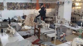 San Gennaro Vesuviano, scoperti 76 operai stipati in una palazzina-opificio abusiva: 11 denunce