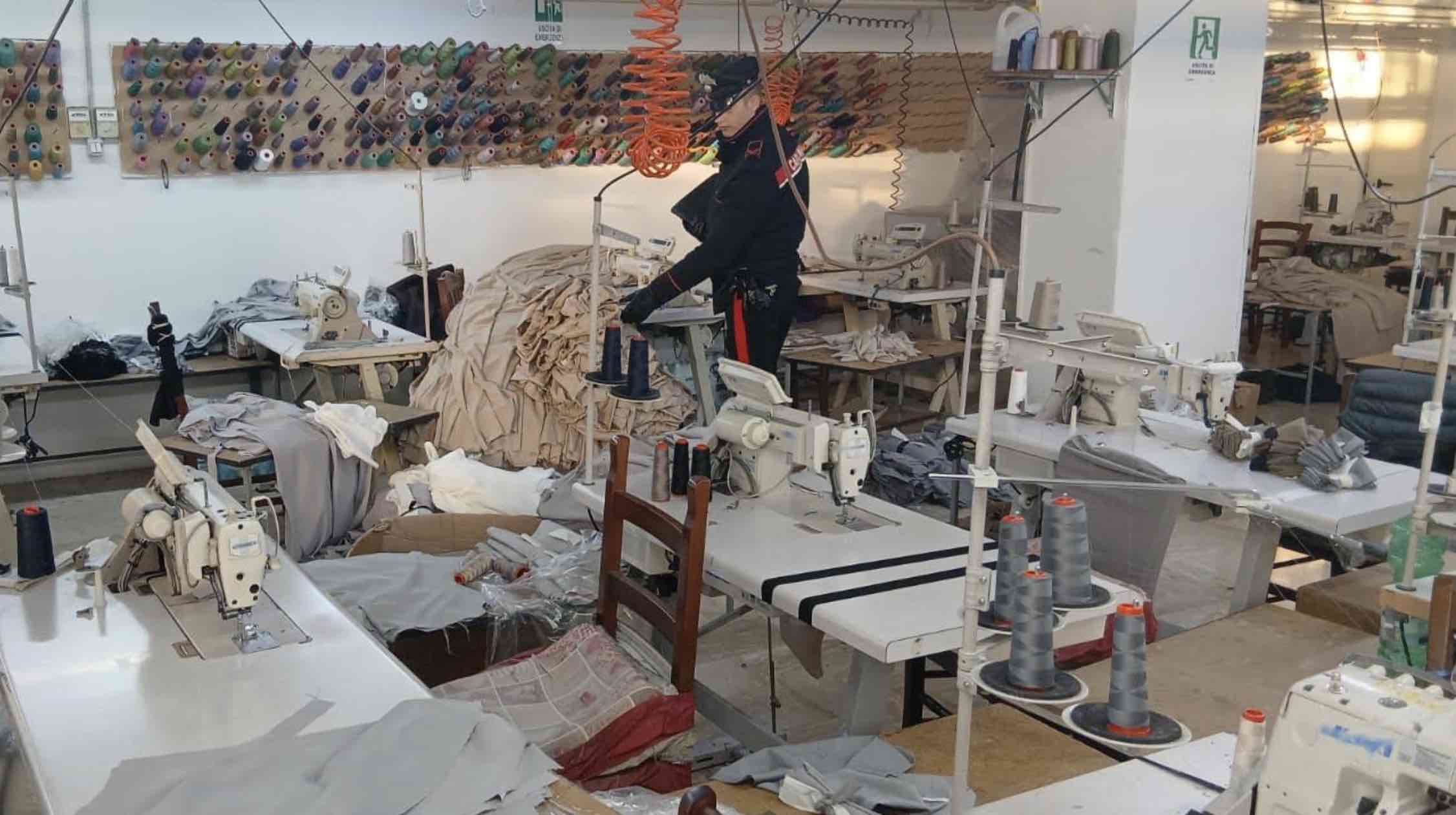 San Gennaro Vesuviano, scoperti 76 operai stipati in una palazzina-opificio abusiva: 11 denunce