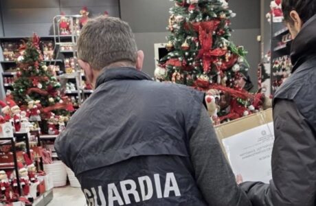 Maxi sequestro della Finanza tra Giugliano, Villaricca e Marano: oltre 3 milioni di articoli natalizi contraffatti