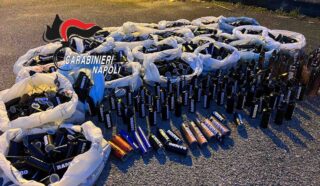 Napoli come un campo di battaglia: sequestrati 1600 Cobra, tre arresti a poche ore dal Capodanno